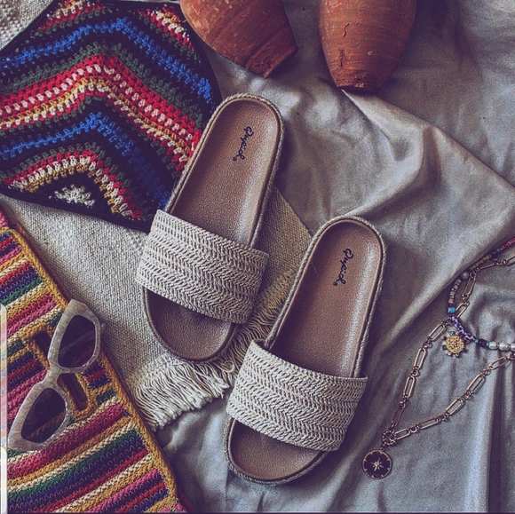 🚨FEW PAIRS LEFT🚨// Beige woven Slide Mule - Picture 4 of 5